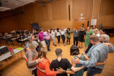 Selbsthilfe leicht gemacht: Mitglieder des Kindernetzwerks tanzen miteinander im Kreis.