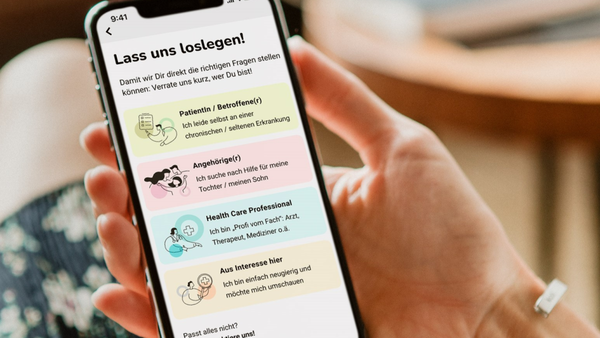Zwei Frauenhände halten ein Handy. Darauf ist die App unrare.me zu sehen. Zwei Frauenhände halten ein Handy. Darauf ist die App unrare.me zu sehen.
