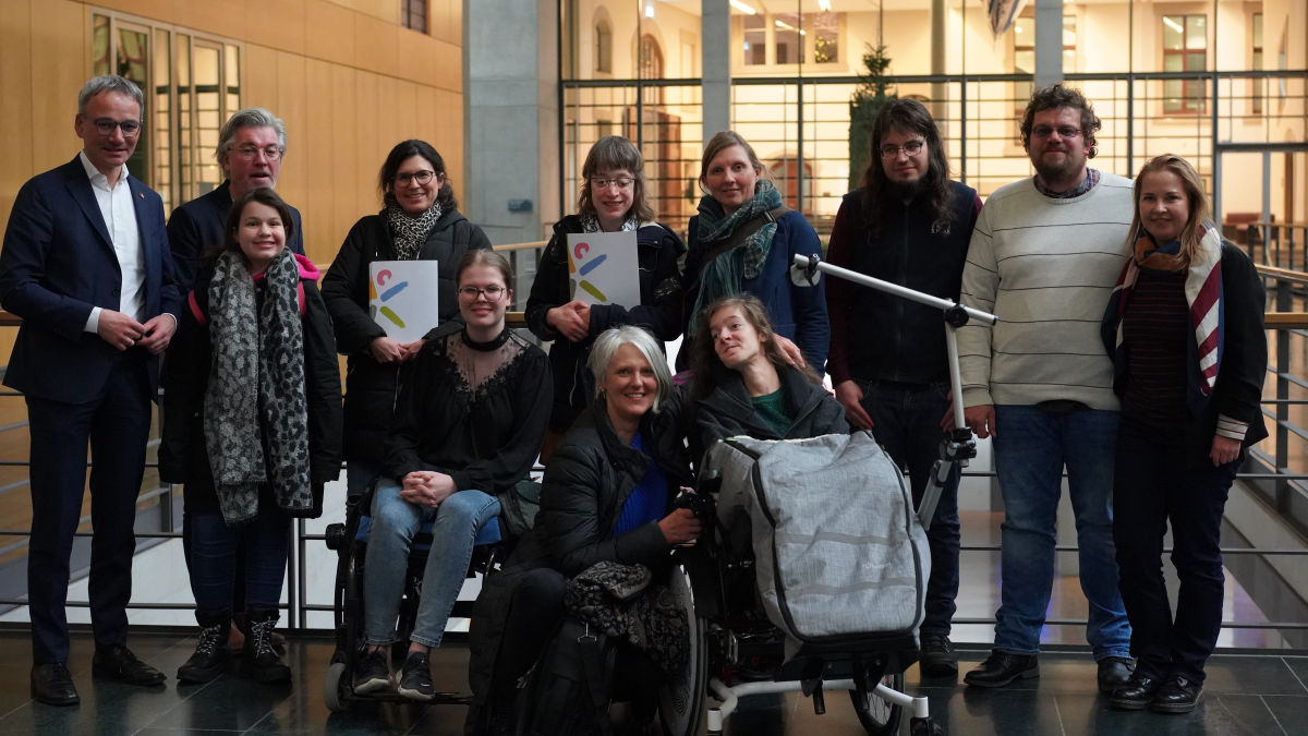 Mitglieder der Jungen Selbsthilfe des Kindernetzwerks und weitere Interessierte im Bundestag. Mitglieder der Jungen Selbsthilfe des Kindernetzwerks und weitere Interessierte im Bundestag.