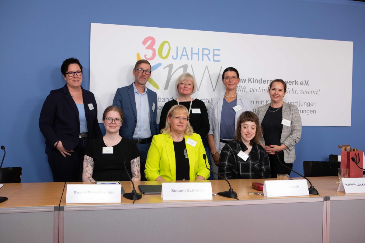 Kerstin Held, Vorsitzende Bundesverband behinderter Pflegekinder e.V. BbP Sarah Brandsmeier, selbst betroffene junge Erwachsene, Deutsche Ehlers-Danlos Initiative e.V. Sebastian Kahnt, betroffener Vater, Geschäftsführer Bundesverband Herzkranke  Kinder e.V. (BVHK) Susann Schrödel, stellvertretende Vorsitzende knw Kindernetzwerk e.V. Dr. Annette Mund, Vorsitzende knw Kindernetzwerk e.V. Dr. med. Henriette Högl, Geschäftsführerin des knw Kindernetzwerks e.V. Leonie Welsch, selbst betroffene junge Erwachsene, Elterninitiative Apert-Syndrom und verwandte Fehlbildungen e.V. Kathrin Jackel-Neusser, Geschäftsführerin des knw Kindernetzwerks e.V.