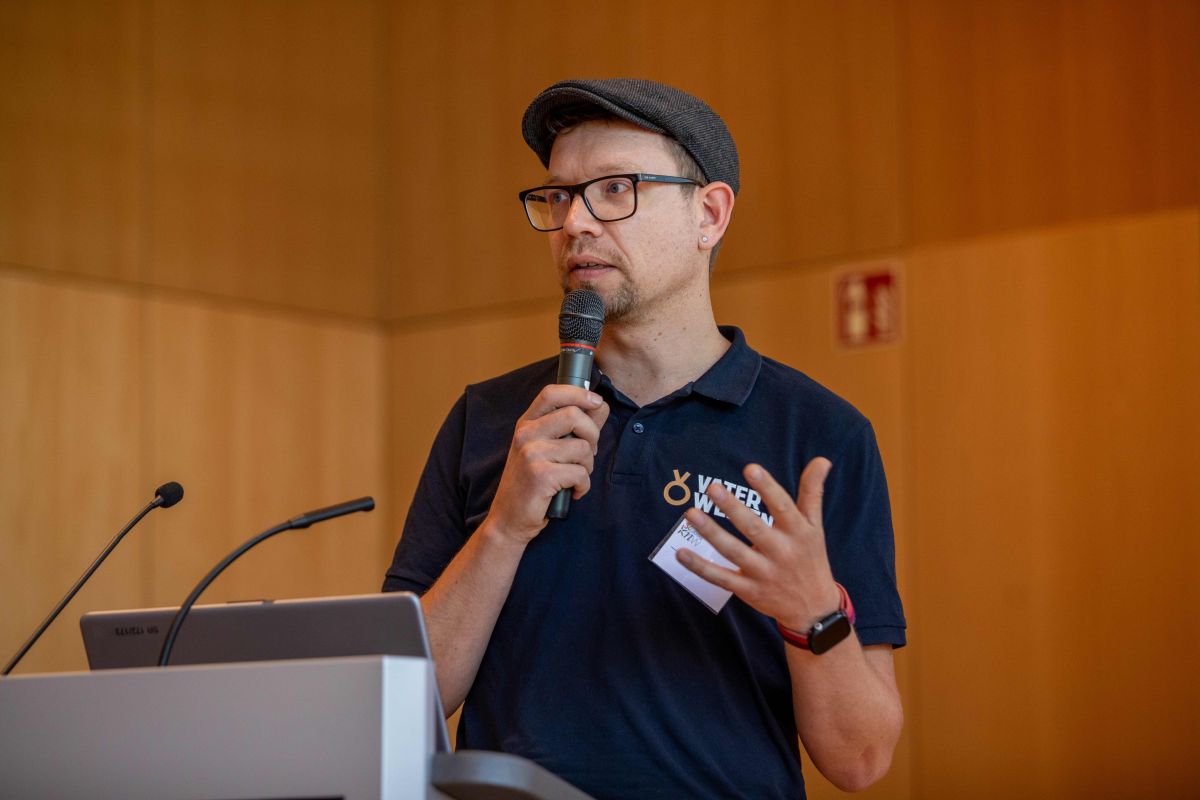 Heiner Fischer hält einen Vortrag beim Kindernetzwerk-Symposium.