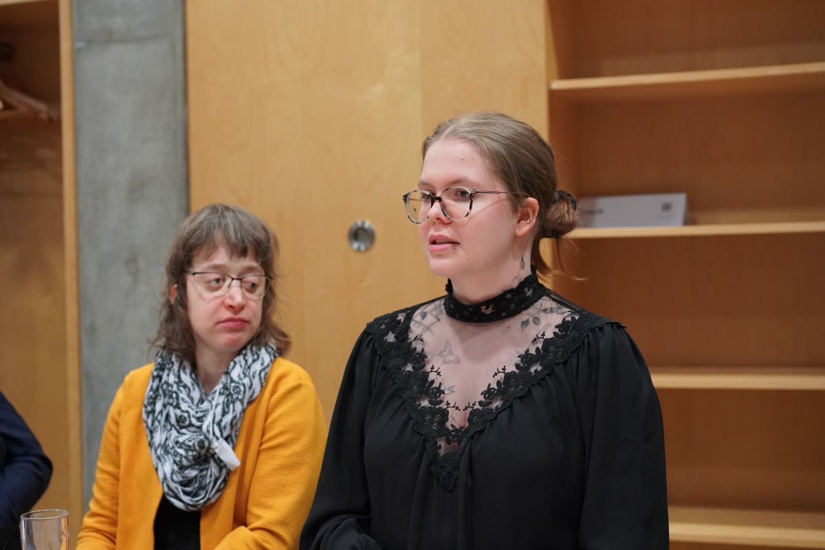 Leonie Welsch und Sarah Brandsmeier im Gespräch.