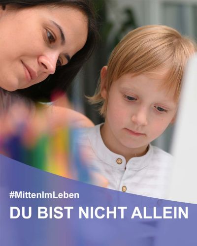 Frau mit Mutter, unten Grafik mit der Aufschrift: #MittenImLeben Du bist nicht allein