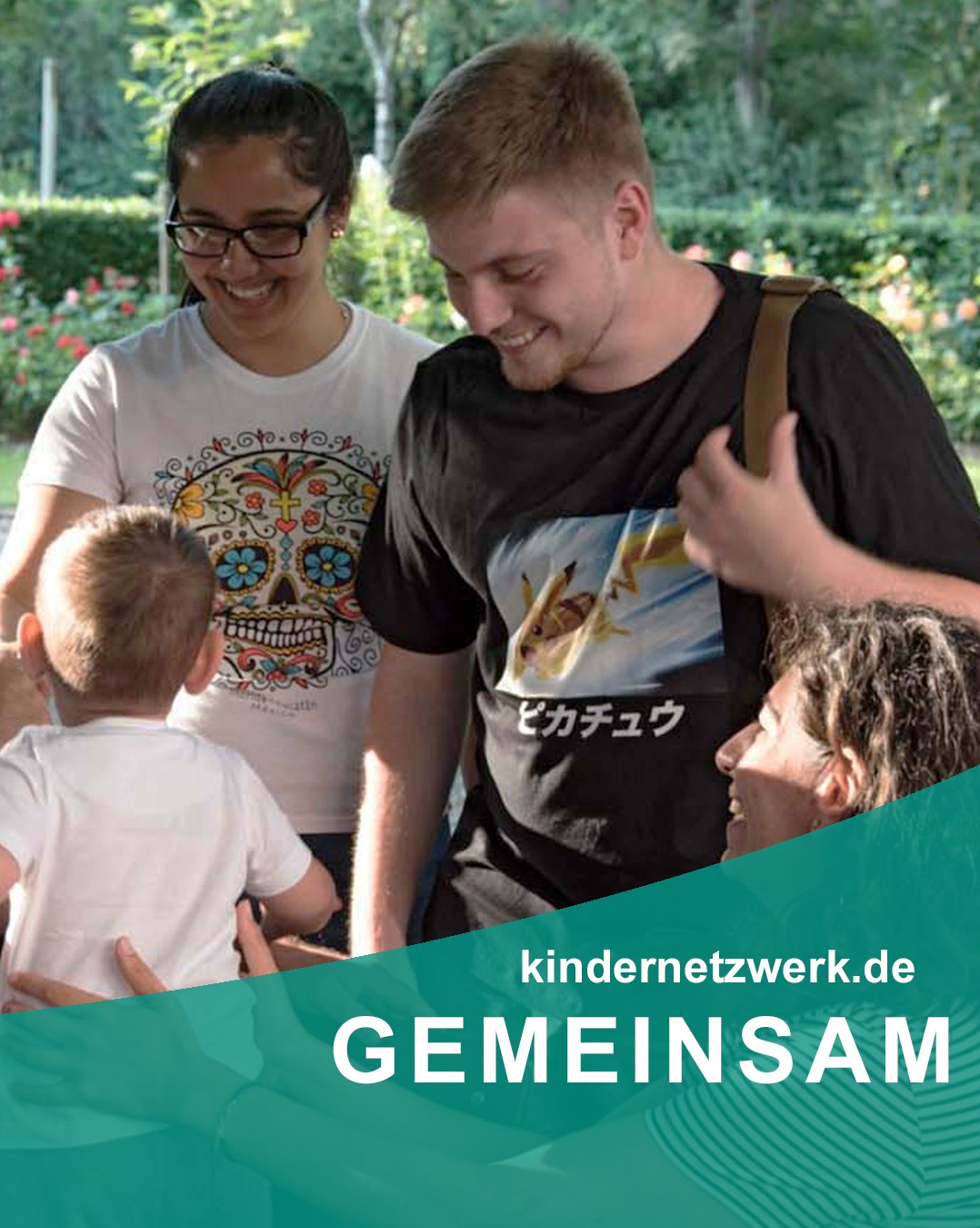 Lachender Vater mit seinem Sohn auf seinen Schultern.